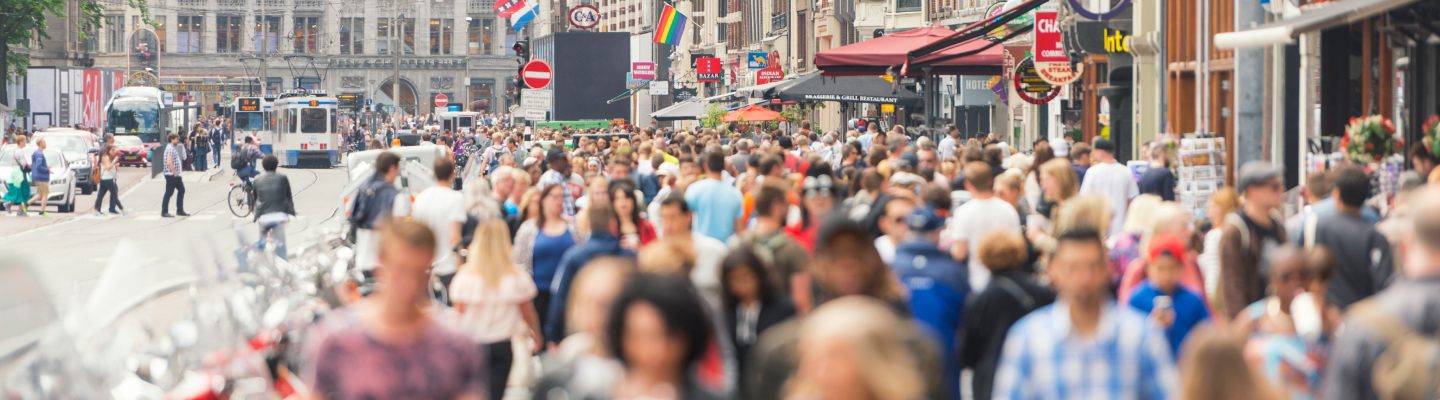 Mensen op straat in Amsterdam