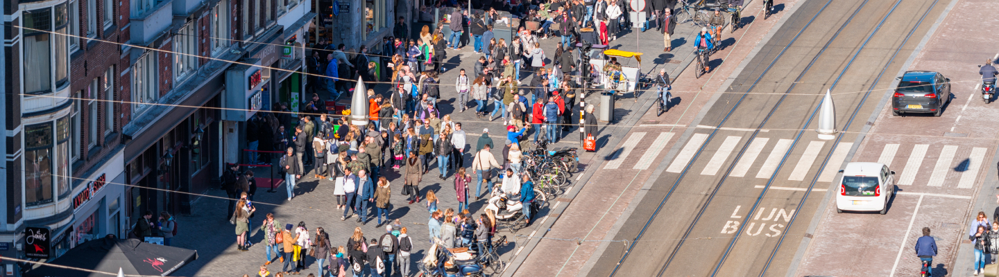Straat in Amsterdam met verschillende vervoersmiddelen